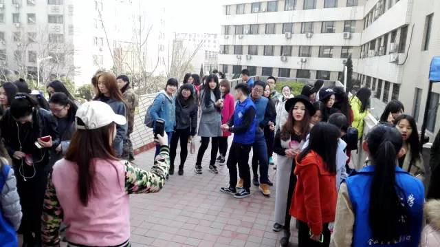 還沒開始時大家已經(jīng)開始有序排隊了，棒棒噠！