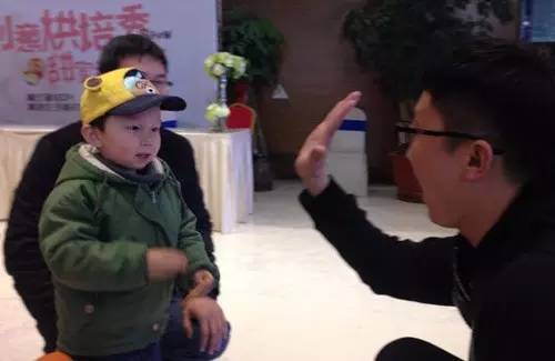 老楊你真心的是童心未泯啊，來，跟叔叔Give Me Five！