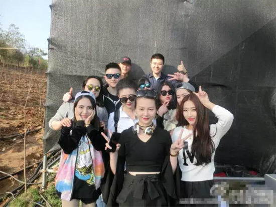 能認(rèn)出幾位超女？王佳月和其他兩位超女本周就要前往長(zhǎng)沙咯