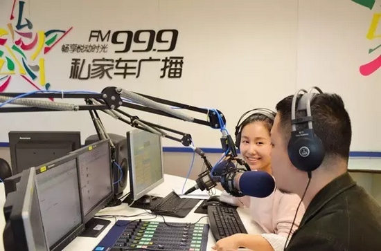 美女嘉賓來做客直播間，麥姐看莫非的眼神，嘖嘖，愛一個人是什么感覺？