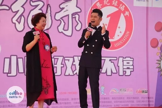 原來是關(guān)大帥哥的演唱，逗笑了全場觀眾