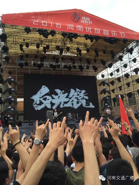 這么多朋友！默契的舉著一個手勢！