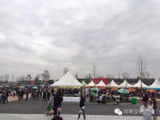 雖然天空已經(jīng)烏云密布，但大家的熱情絲毫不減！