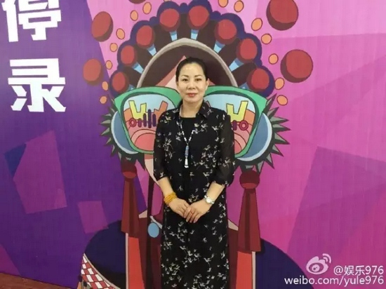 河南大愛劇團(tuán)代表張艷紅講述自己帶領(lǐng)團(tuán)里的演員參與挑戰(zhàn)的故事。