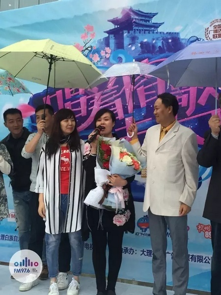 海波瞞著妻子，請來妻子的家人，耿梅驚喜感動，喜極而泣~