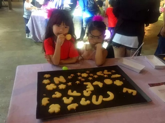 烤制好的餅干，發(fā)揮想象力，畫(huà)上美麗的圖案