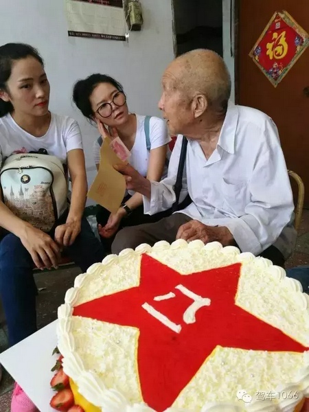 二姐們認(rèn)真聽(tīng)老兵講抗戰(zhàn)的故事，老人年事已高，記憶都是轟炸！轟炸！轟炸！