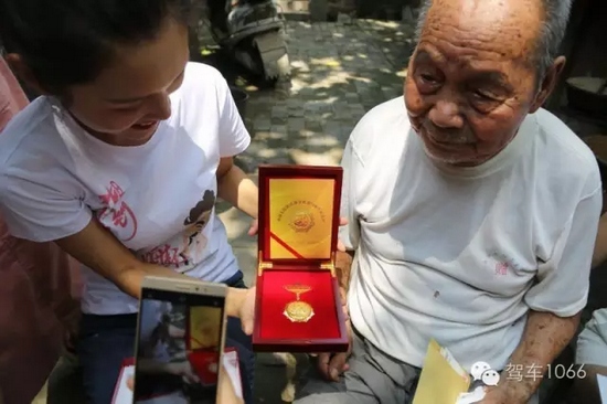老兵聽(tīng)不到我們?cè)谡f(shuō)什么，今年98了。