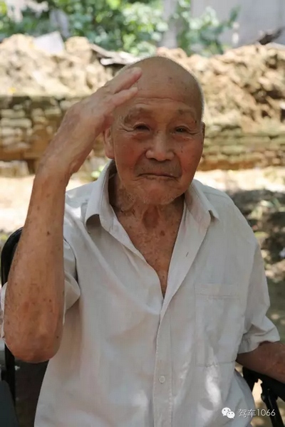 老兵身子骨不行了，九十多歲了……也許軍禮不那么標(biāo)準(zhǔn)了，但是這一幕還是感動(dòng)到了我們……