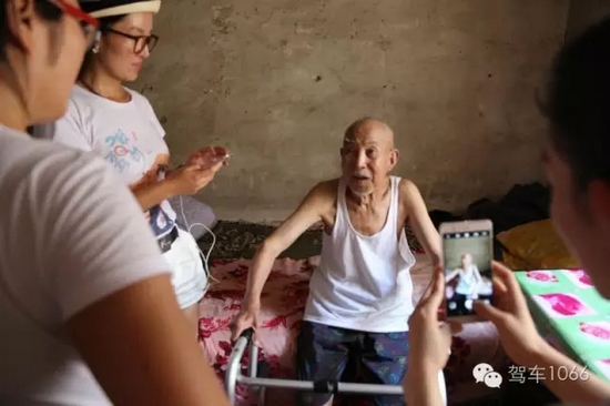 老兵老兵，你的勛章呢，國(guó)家給你的那個(gè)？