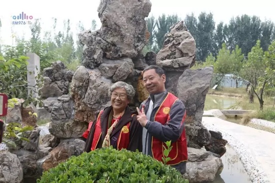爺爺奶奶叔叔阿姨被盛運(yùn)莊園的景致吸引，紛紛拍照留影