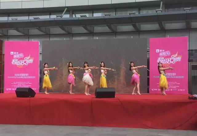 伴隨著舞蹈演員們的開場，比賽在上午10點半正式拉開序幕