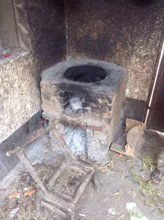 走訪另一個(gè)貧困家庭，進(jìn)去之后才知道什么是真正的一貧如洗、家徒四壁。