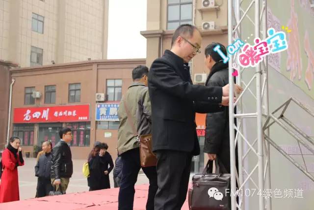 寒江副總監(jiān)親力親為，事無巨細(xì)。偶像真是暖暖惹人愛呢！