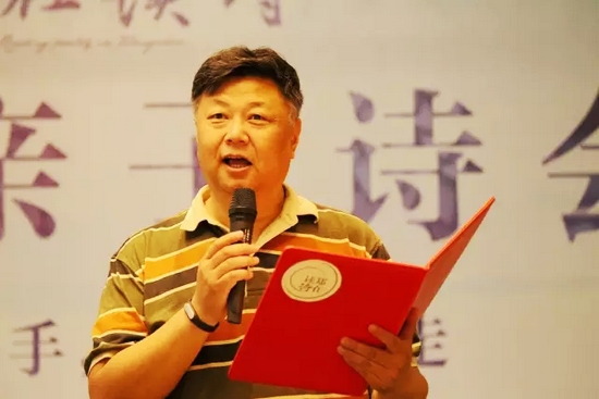 第一個節(jié)目便是重磅，大象融媒·欣欣象融網(wǎng)絡(luò)科技公司董事長魏峰帶來沈浩波的作品《在夏天時(shí)想起秋天》