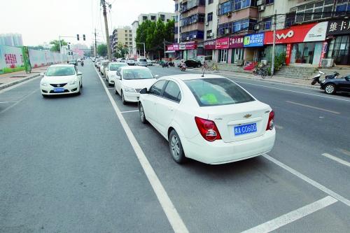 鄭州首創(chuàng)“內(nèi)嵌式”停車位長(zhǎng)啥樣？ 市民直呼沒見過