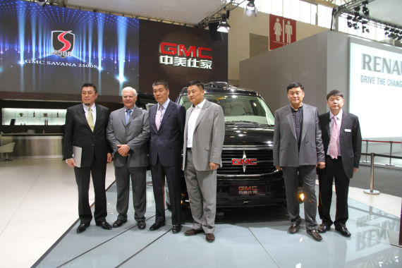 北京國際車展上，全新GMC S系列頂級商務(wù)車在亞太區(qū)首發(fā)。圖為企業(yè)領(lǐng)導(dǎo)與新車合影。