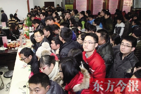 昨日上午，鄭州市金水區(qū)民政局婚姻登記處，領證的新人擠滿了辦證大廳
