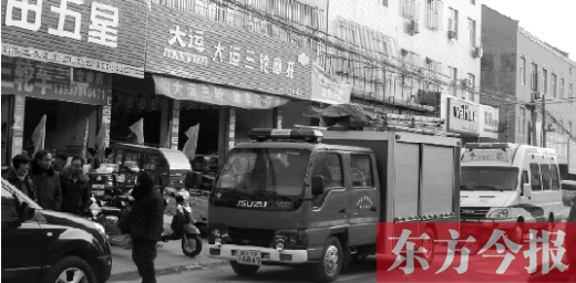 火災(zāi)發(fā)生后，袁厲害家門前的大路上停滿了消防車和警車