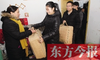 昨天下午，多位東方今報愛心讀者前往鄭州市困難戶家中贈送棉被