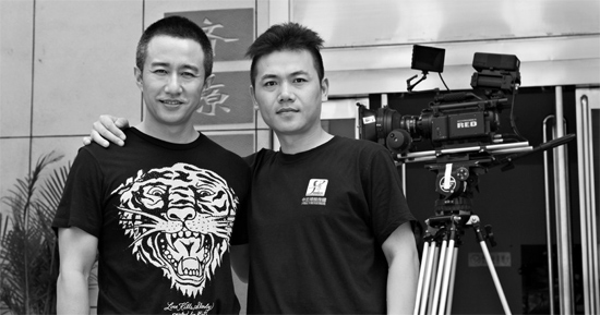 張藝飛（右）在接受河南電視臺采訪時，與主持人合影資料圖片