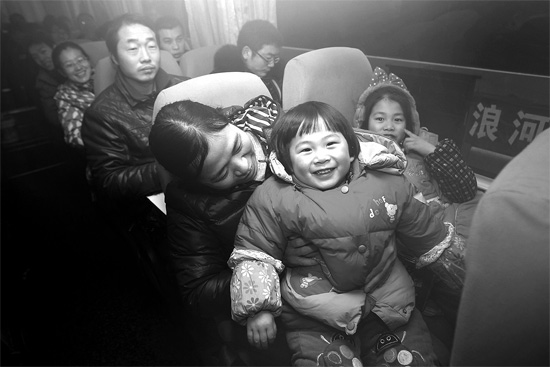 坐上愛心大巴，乘客滿臉喜悅