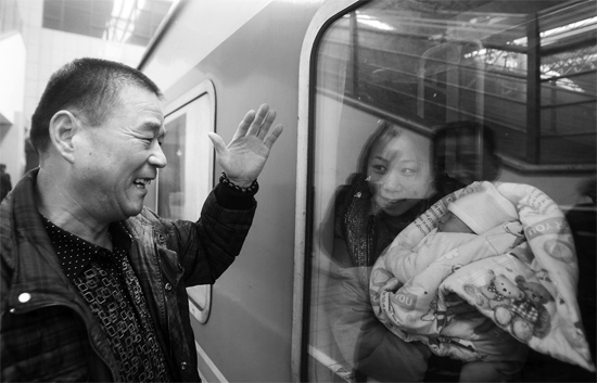 車要開了，史振星揮手向女兒懷中的外孫告別。女兒帶著剛剛出生43天的孩子，要到千里之外湖南的婆婆家過新