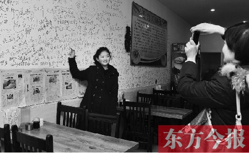 東方今報“一碗面的溫暖”還在延續(xù)，媒體和愛心人士的吃面接力熱情不減。
