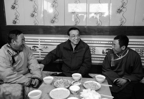 今年2月4日，李克強來到內(nèi)蒙古興安視察，與村民們拉家常