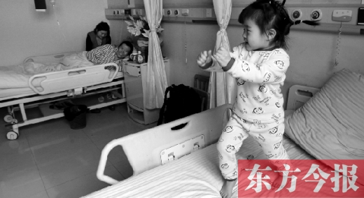 2月7日，春節(jié)前的第3天，雖然傷口很是疼痛，但3歲女兒可愛的“騎馬舞”是李剛最好的“止痛藥”