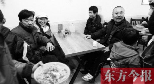 1月26日，坐著輪椅的袁海軍再次出現在李剛的面館，這次和他同來的是他的3位殘疾人朋友