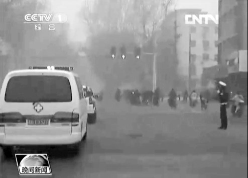 正值上下班高峰，交警調(diào)信號燈分流車輛