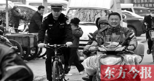 為了倡導(dǎo)綠色出行，鄭州市交警三大隊(duì)民警以身作則騎自行車上下班