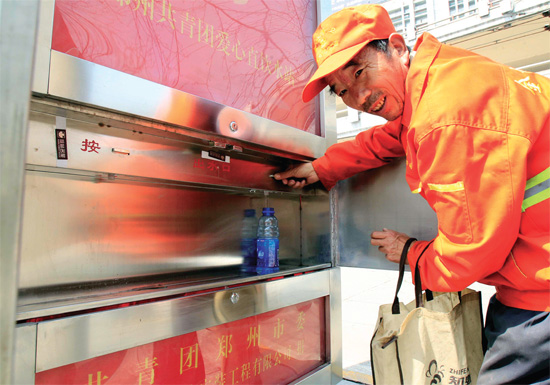 3月27日，鄭州紫荊山立交橋下，出現(xiàn)一種“直飲水機”，市民稱其為機器“送水哥”