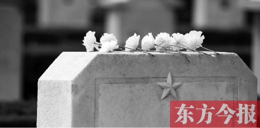 清明假期里，各界人士來到鄭州烈士陵園，緬懷先烈。一座無名烈士的墓碑上，擺放著人們帶來的白花
