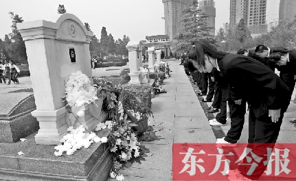 清明節(jié)，鄭州烈士陵園。學生在吉鴻昌烈士墓前鞠躬致禮