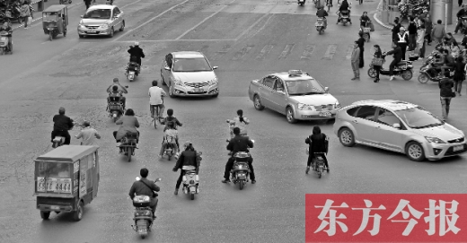 四月九日，鄭州市黃河路與經(jīng)八路交叉口，“中國式過馬路”現(xiàn)象仍很常見