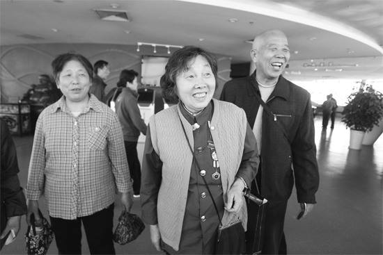 昨日，“尋訪百名共和國勞?！被顒舆x出的百位勞模免費游覽中原福塔