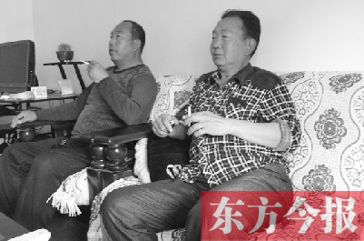 吳四輩和張年學(xué)在家聊天，談?wù)撋稌r(shí)候能去上班