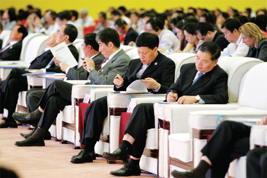 在推介會(huì)上，省長(zhǎng)謝伏瞻（前排右二）在認(rèn)真記錄嘉賓的發(fā)言