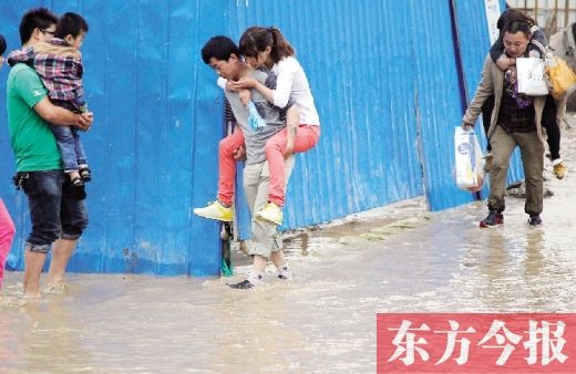 雨后鄭州，“背人過河”成了一道甜蜜又無奈的風(fēng)景 東方今報記者 沈翔 攝