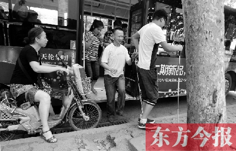 每到下車時，宋鵬（右一）和胡興開（右二）都很艱難，好在周圍的市民都挺照顧的