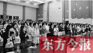 演員謝幕時(shí)，沒有觀眾離場(chǎng)，而是全部起立熱烈鼓掌