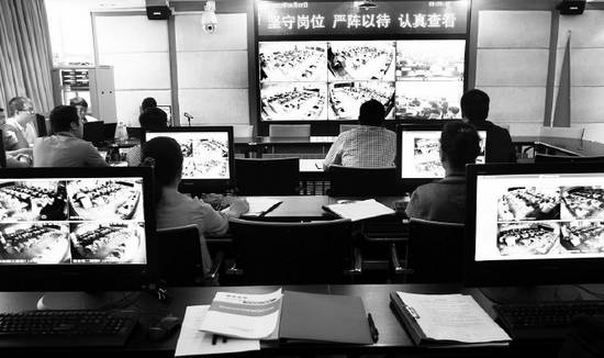 2013年高考首日，鄭州市國家考試考務(wù)指揮中心內(nèi)，工作人員通過監(jiān)控器遠(yuǎn)程監(jiān)考