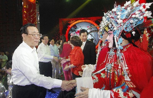 頒獎晚會結(jié)束后，王剛（左一）、郭庚茂（左二）、謝伏瞻（左三）上臺和演職人員握手