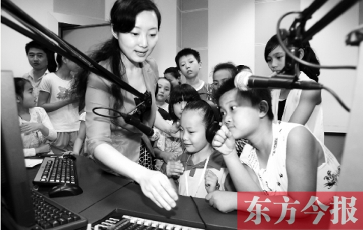 河南廣電全媒體小記者參觀河南電臺教育廣播樂活1066，體驗當(dāng)主持人的樂趣