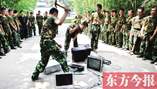 為了讓孩子表達戒除網(wǎng)癮的決心，學校組織孩子親手砸毀電腦