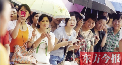 7月6日，鄭州市文化路省實(shí)驗(yàn)中學(xué)小升初測評(píng)點(diǎn)，家長們聚集在一起，焦急地等待自己的孩子走出考場