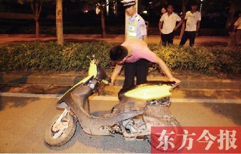 7月9日夜，鄭東新區(qū)街頭，鄭州市交巡警六大隊民警查住一輛“炸街”摩托車