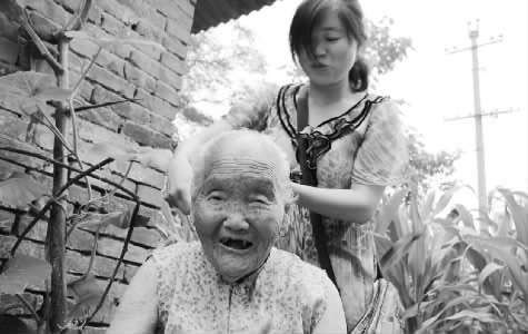 焦作市溫縣黃莊鎮(zhèn)南韓村的王吉氏老人，如今已是115歲高齡　